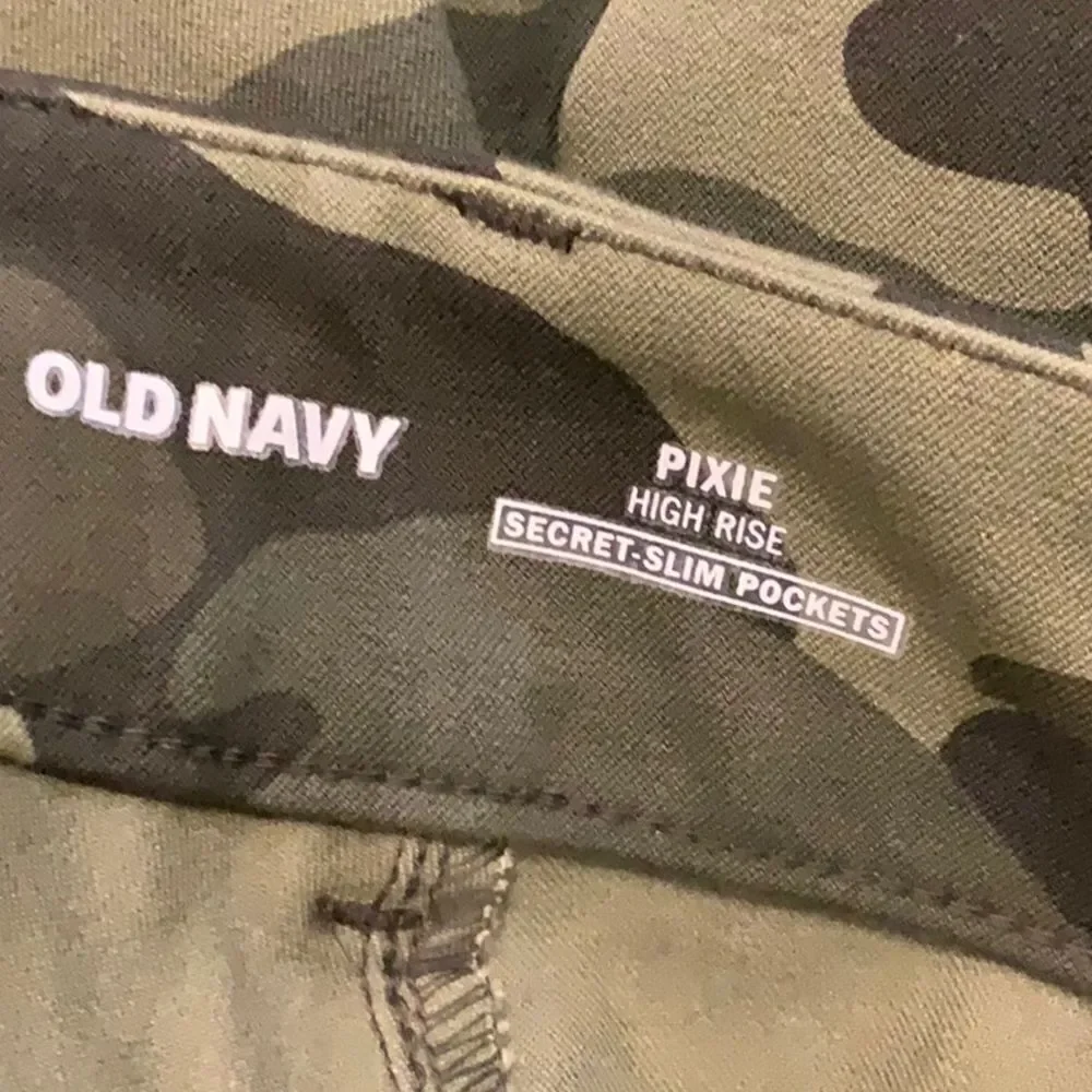 NWT Old Navy High-Waisted Camouflage Patterned Pixie Ankle Pants 2P Petite